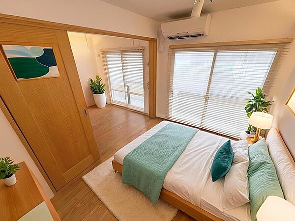 本画像は、入居者様の家具をCGで消去し、CGで家具を作成しております。実際の現地に家具はなく、価格にも家具は含まれていません。また、現況と異なる可能性がございます。