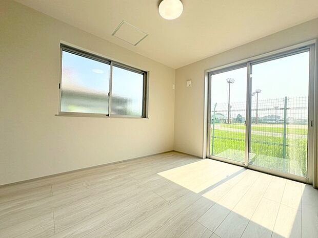 実際に室内をご見学頂くと生活のイメージが広がります。家具を置いたイメージや窓からの景色など、現地で体感ください。