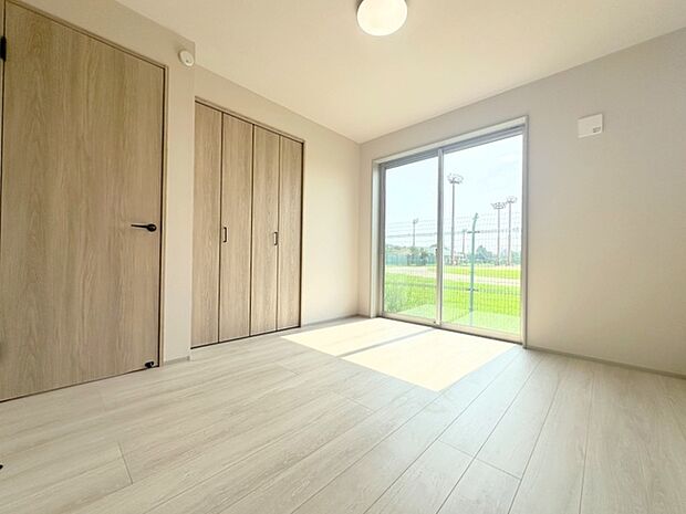 スタイリッシュなデザインと快適な居住性を兼ね備えた洋室。広々とした空間は、自分らしいインテリアを楽しむことができるほか、リラックスした時間を過ごすことができそうです。