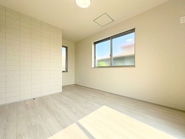 洋室はモダンなデザインと機能性を備え、快適な生活空間に。明るい窓から差し込む自然光が広々とした空間をさらに明るく開放的に感じさせます。