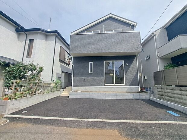 周辺の街並みの中で適度な主張、生活に溶け込むシンプルなデザインの外観が魅力の一戸建です。 