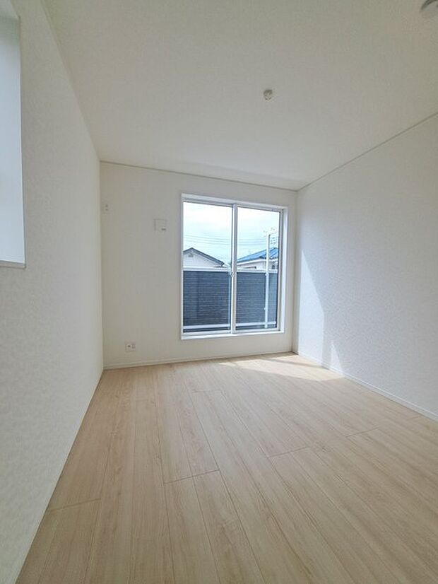実際に室内をご見学頂くと生活のイメージが広がります。家具を置いたイメージや窓からの景色など、現地で体感ください。 