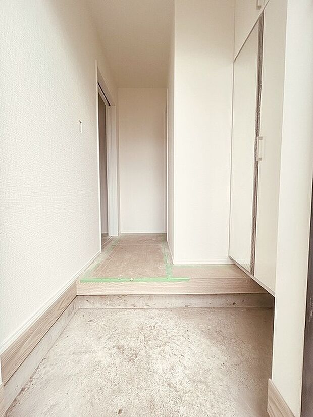 玄関は家の第一印象を左右する重要な場所。ほどよい広さとスタイリッシュな色遣いが印象的です。 
