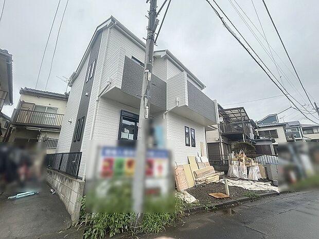 周辺の街並みの中で適度な主張、生活に溶け込むシンプルなデザインの外観が魅力の一戸建です。 