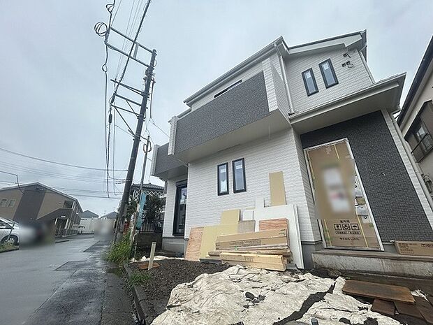 周辺の街並みの中で適度な主張、生活に溶け込むシンプルなデザインの外観が魅力の一戸建です。 