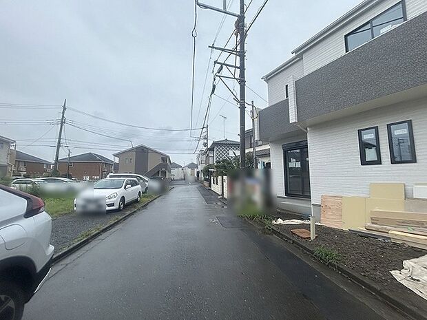 安心して暮らすことのできる住宅街。　住宅地の道路は一般に交通量が少なく車などの騒音が少ないため、住民にとって静かな生活環境が提供されます。 