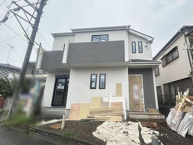 周辺の街並みの中で適度な主張、生活に溶け込むシンプルなデザインの外観が魅力の一戸建です。 