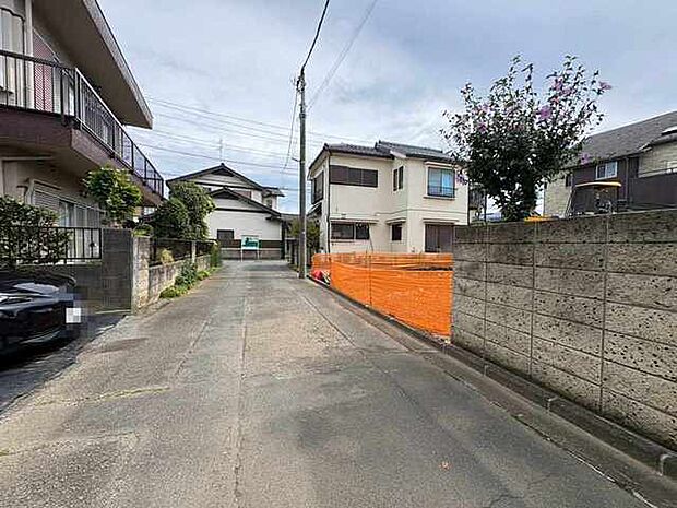 安心して暮らすことのできる住宅街。住宅地の道路は一般に交通量が少なく車などの騒音が少ないため、住民にとって静かな生活環境が提供されます。 