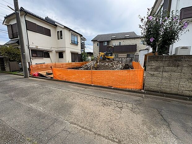周辺は住宅が建ち並ぶ閑静な住宅街です。 