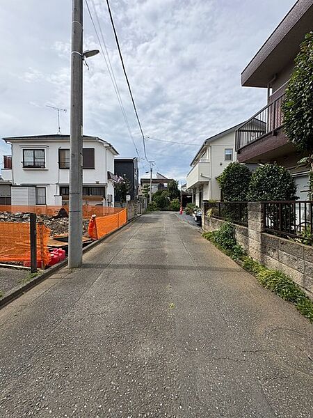 安心して暮らすことのできる住宅街。住宅地の道路は一般に交通量が少なく車などの騒音が少ないため、住民にとって静かな生活環境が提供されます。