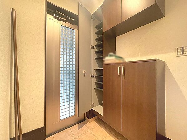 玄関は家の第一印象を左右する重要な場所。ほどよい広さとスタイリッシュな色遣いが印象的です。