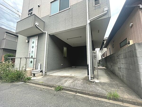 周辺の街並みの中で適度な主張、生活に溶け込むシンプルなデザインの外観が魅力の一戸建です。