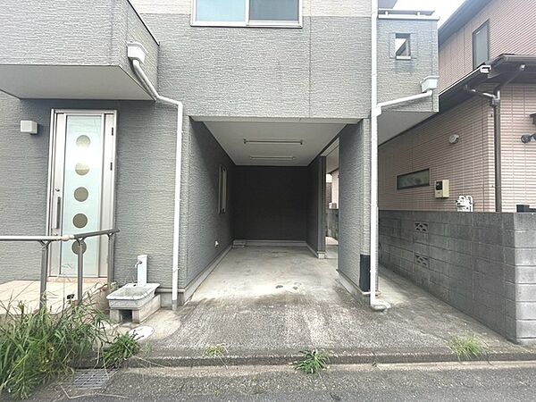 落ち着いた色合いの外壁に調和する機能的な駐車スペースが確保されています