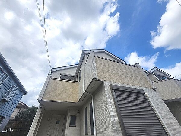 周辺の街並みの中で適度な主張、生活に溶け込むシンプルなデザインの外観が魅力の一戸建です。