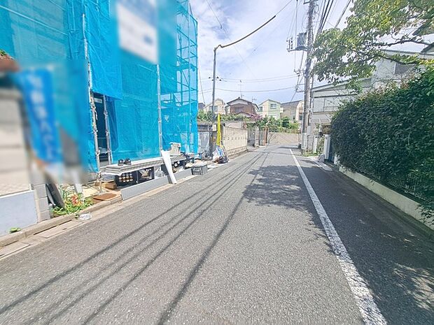 安心して暮らすことのできる住宅街。 住宅地の道路は一般に交通量が少なく車などの騒音が少ないため、住民にとって静かな生活環境が提供されます。