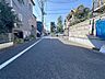 その他：安心して暮らすことのできる住宅街。　住宅地の道路は一般に交通量が少なく車などの騒音が少ないため、住民にとって静かな生活環境が提供されます。