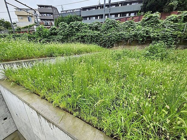現地ご見学の際、スタッフが様々なご質問に対応いたします、周辺環境、前面道路、建築可能な建物について、ぜひご相談ください。