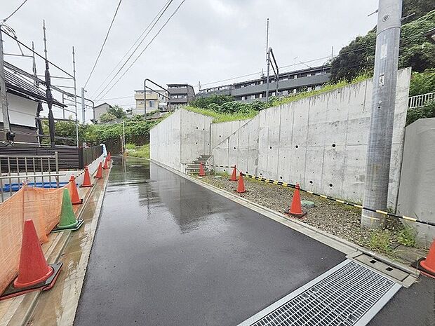 安心して暮らすことのできる住宅街。 住宅地の道路は一般に交通量が少なく車などの騒音が少ないため、住民にとって静かな生活環境が提供されます。