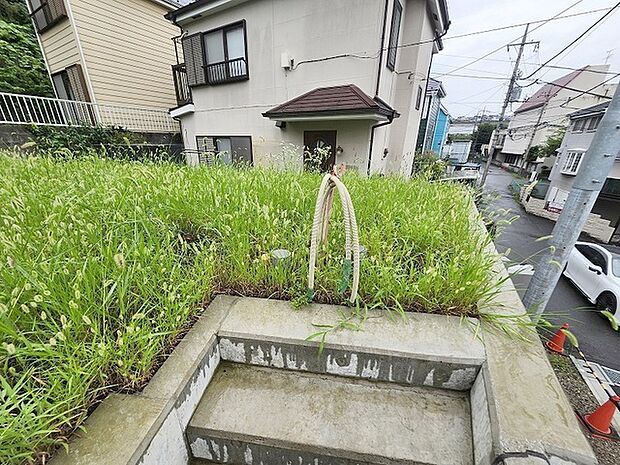 土地物件にはご確認頂くポイントがたくさんございます、土地だけのご見学の際もご遠慮せず、ぜひお気軽に担当スタッフにお申しつけくださいませ。