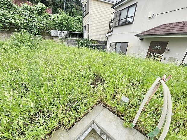 現地ご見学の際、スタッフが様々なご質問に対応いたします、周辺環境、前面道路、建築可能な建物について、ぜひご相談ください。