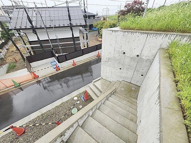 周辺は住宅が建ち並ぶ閑静な住宅街です。