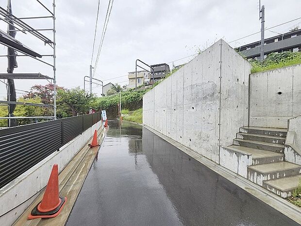 安心して暮らすことのできる住宅街。　住宅地の道路は一般に交通量が少なく車などの騒音が少ないため、住民にとって静かな生活環境が提供されます。 
