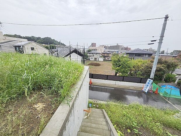 周辺は住宅が建ち並ぶ閑静な住宅街です。 