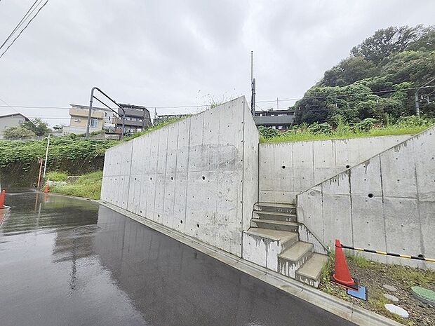 現地ご見学の際、スタッフが様々なご質問に対応いたします、周辺環境、前面道路、建築可能な建物について、ぜひご相談ください。 