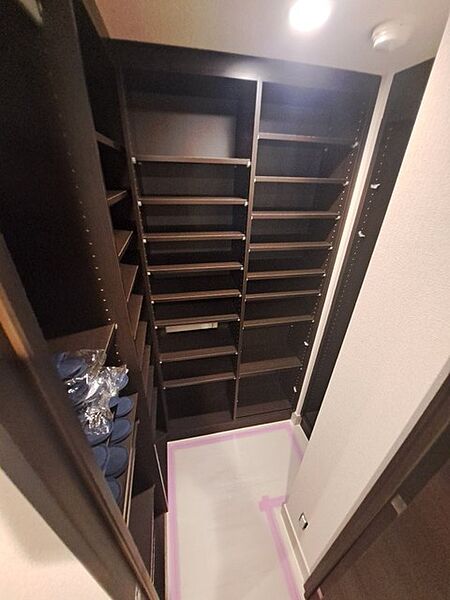 靴が沢山ある方には嬉しいシューズクローク。ベビーカーやゴルフバッグなども置けそうなスペース