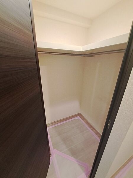 沢山のお洋服などを収納できそうなウォークインクローゼット。