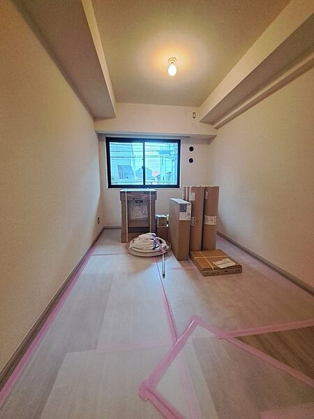 明るい窓から差し込む自然光が広々とした空間をさらに明るく開放的に感じさせます。