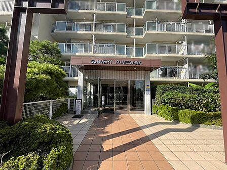 周辺の街並みの中で適度な主張、生活に溶け込むシンプルなデザインの外観が魅力のマンションです。