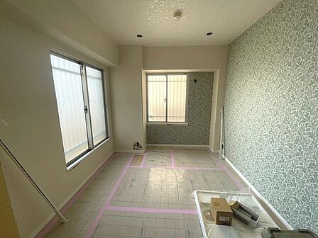 洋室はモダンなデザインと機能性を備え、快適な生活空間に。明るい窓から差し込む自然光が広々とした空間をさらに明るく開放的に感じさせます。