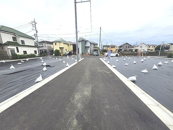 現地ご見学の際、スタッフが様々なご質問に対応いたします、周辺環境、前面道路、建築可能な建物について、ぜひご相談ください。