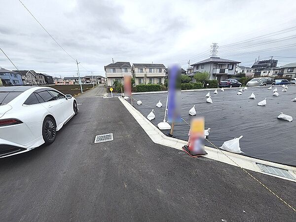 現地ご見学の際、スタッフが様々なご質問に対応いたします、周辺環境、前面道路、建築可能な建物について、ぜひご相談ください。