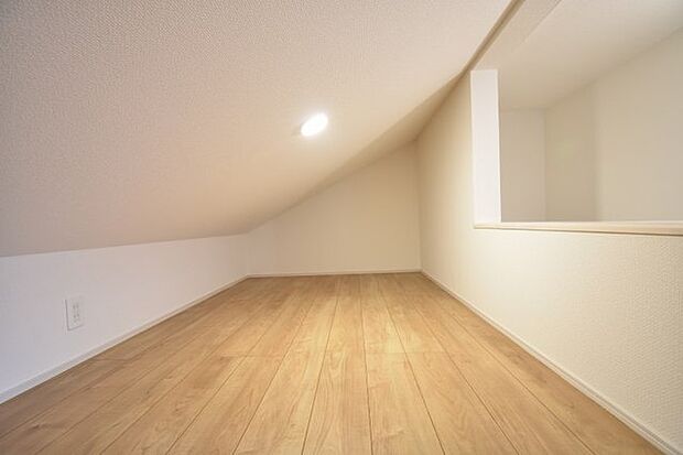 大きな屋根裏部屋はなんだかワクワクしてしまうスペース。趣味の空間や子供のワークスペース、季節物の収納など色々な用途に利用できそうな予感。