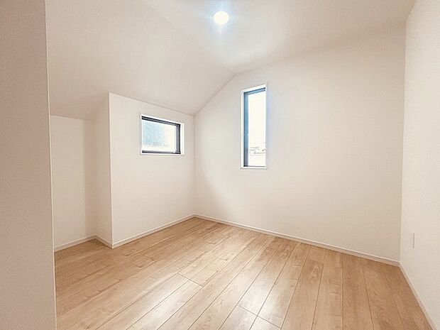 勾配天井の2階のお部屋。この勾配の角度がお洒落な雰囲気を感じさせてくれます。