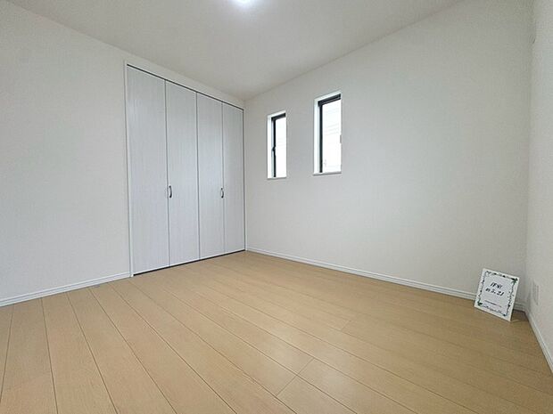 スタイリッシュなデザインと快適な居住性を兼ね備えた洋室。広々とした空間は、自分らしいインテリアを楽しむことができるほか、リラックスした時間を過ごすことができそうです。 