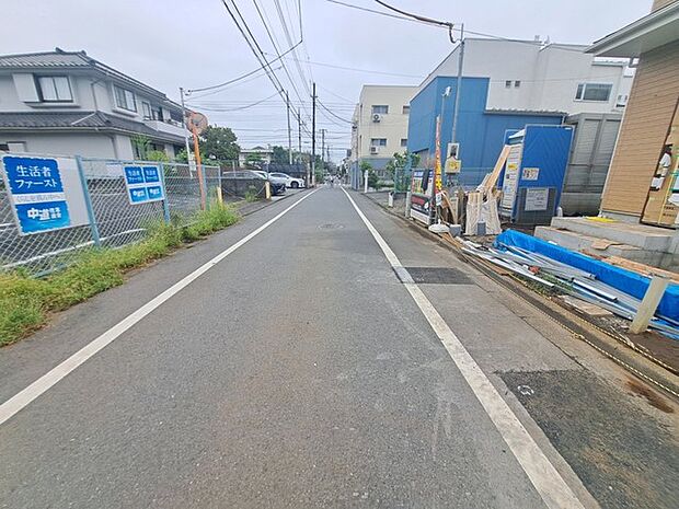 安心して暮らすことのできる住宅街。 住宅地の道路は一般に交通量が少なく車などの騒音が少ないため、住民にとって静かな生活環境が提供されます。