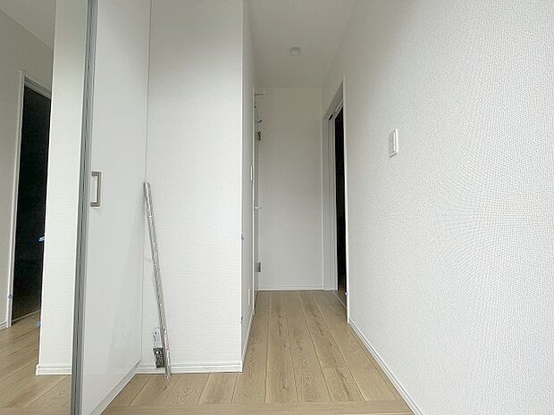 玄関は家の第一印象を左右する重要な場所。ほどよい広さとスタイリッシュな色遣いが印象的です。 