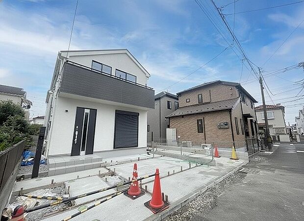 周辺の街並みの中で適度な主張、生活に溶け込むシンプルなデザインの外観が魅力の一戸建です。