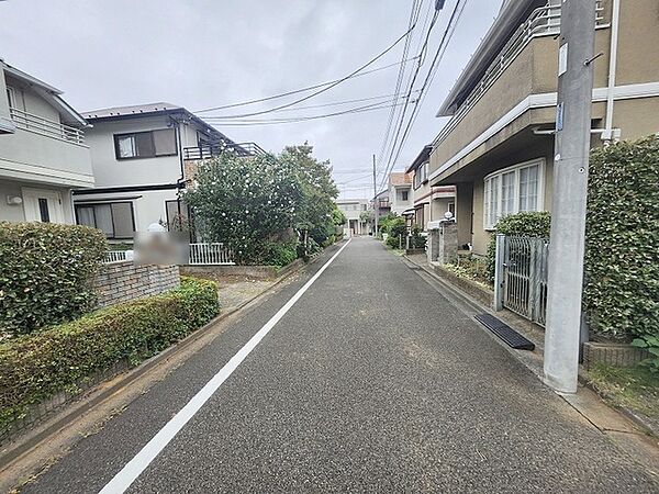 安心して暮らすことのできる住宅街。　住宅地の道路は一般に交通量が少なく車などの騒音が少ないため、住民にとって静かな生活環境が提供されます。