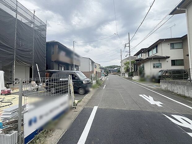 安心して暮らすことのできる住宅街。 住宅地の道路は一般に交通量が少なく車などの騒音が少ないため、住民にとって静かな生活環境が提供されます。