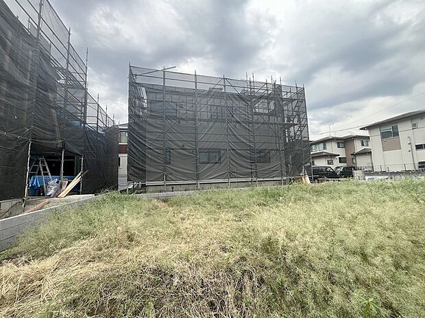 周辺の街並みの中で適度な主張、生活に溶け込むシンプルなデザインの外観が魅力の一戸建です。