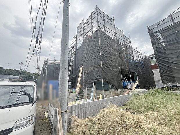 周辺の街並みの中で適度な主張、生活に溶け込むシンプルなデザインの外観が魅力の一戸建です。