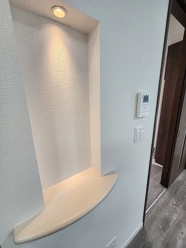 壁面に設えられたくぼみと柔らかな照明が暮らしの中に心地よいアクセントを添えます。 