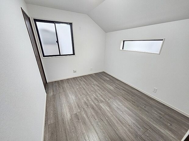 勾配天井の2階のお部屋。この勾配の角度がお洒落な雰囲気を感じさせてくれます。 