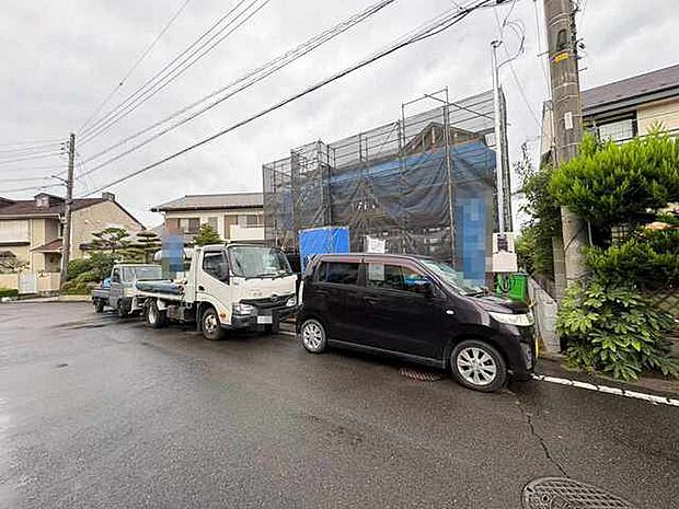 安心して暮らすことのできる住宅街。 住宅地の道路は一般に交通量が少なく車などの騒音が少ないため、住民にとって静かな生活環境が提供されます。
