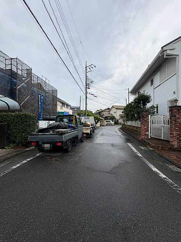 利便性と快適性を両立した立地。ショッピングやレストラン、公共交通機関へのアクセスが良好でありながら、周囲の緑豊かな自然環境も満喫できます。