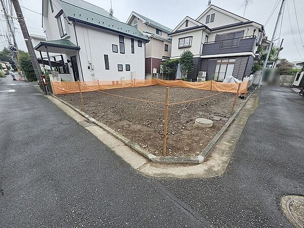 建築条件なしの敷地。弊社グループ「白馬建設」にて建物プランをご提案できます。実際の陽当たりやサイズ感を現地でお確かめください。